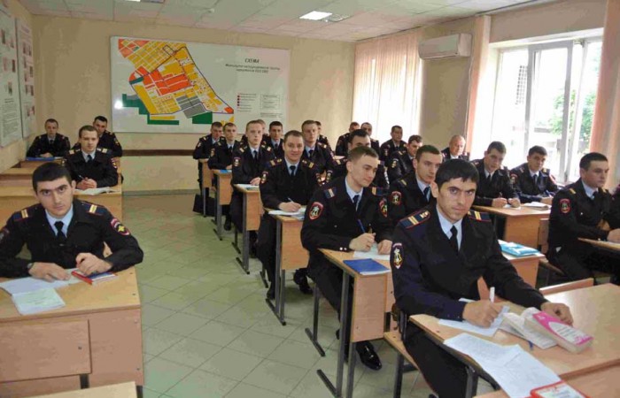 Старший преподаватель к.ю.н майор полиции Вечерникова Дина Васильевна на семинарском занятии с сотрудниками росгвардии.   Июнь 2017 года