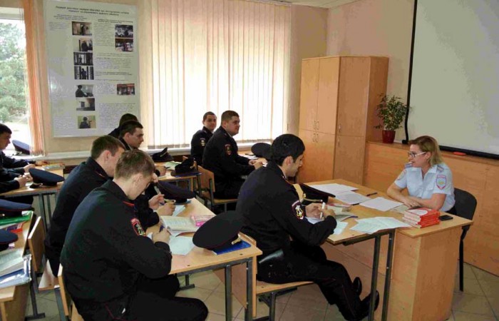 Старший преподаватель к.ю.н майор полиции Вечерникова Дина Васильевна на семинарском занятии с сотрудниками росгвардии. Июнь 2017 года