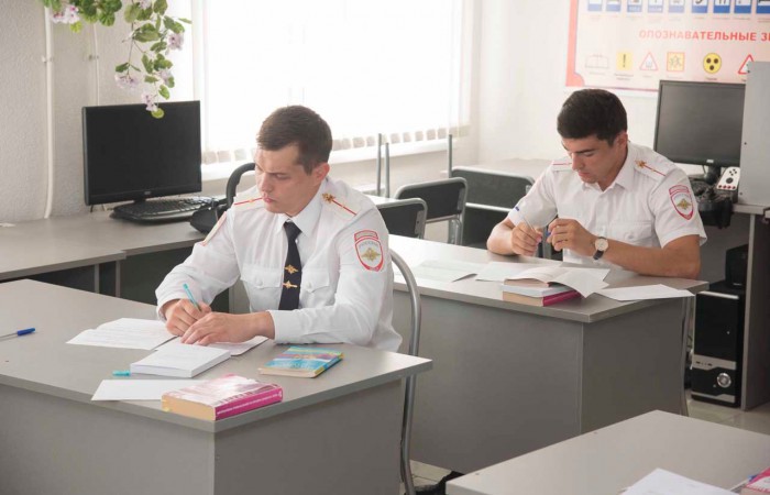 Сдача государственного экзамена слушателями (с лева на право) Вольвач А.В. (взвод 4113), Алиев Б.М. (взвод 4113)