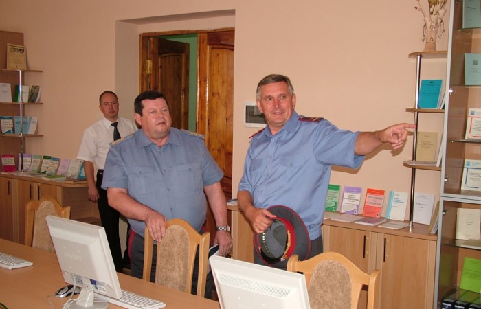 2005 г. В.М. Бочаров знакомит заместителя Министра внутренних дел генерал-полковника милиции А. Л. Еделева с работой кабинета педагогического мастерства